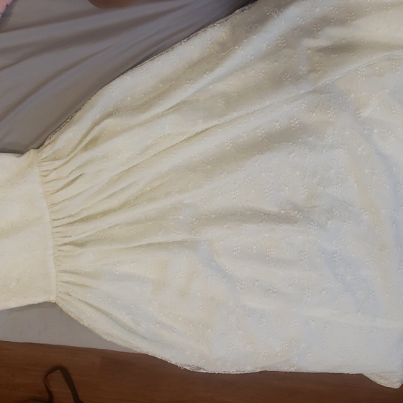 A long white dress - Picture 3 of 3